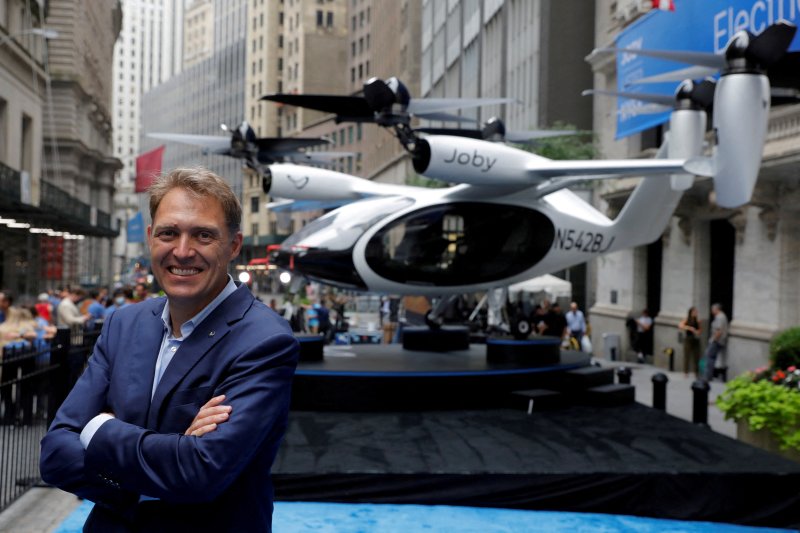 미국 공중 택시 업체 조비 항공의 조벤 비버트 창업자 겸 최고경영자(CEO)가 지난 2021년 8월 11일 미국 뉴욕 맨해튼에서 회사 상장 기념식에 참석해 조비의 공중 택시와 함께 사진을 찍고 있다.로이터연합뉴스