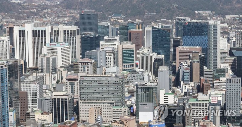 26일 서울 남산에서 바라본 도심에 주요 기업체 건물들이 보이고 있다. 연합뉴스