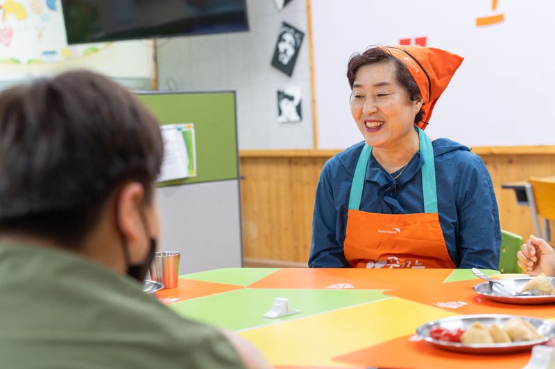 월드비전 '아침머꼬' 사업에 7년간 헌신한 장인숙 교육복지사 / 월드비전 제공