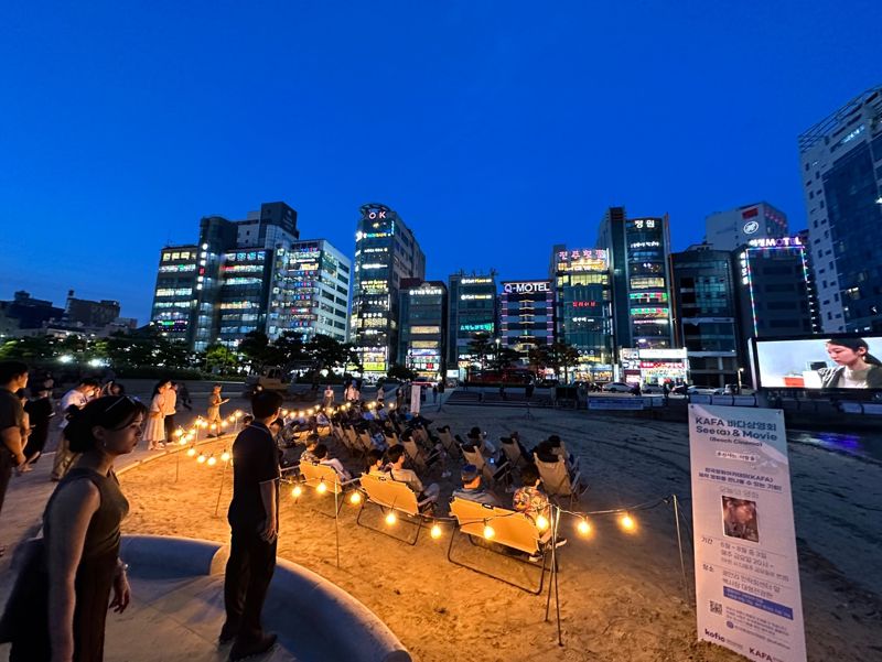 부산 시민들이 지난 23일 저녁 광안리 해변가 민락회센터 인근에 설치된 대형 전광판에서 영화를 관람하고 있다./제공=영화진흥위원회
