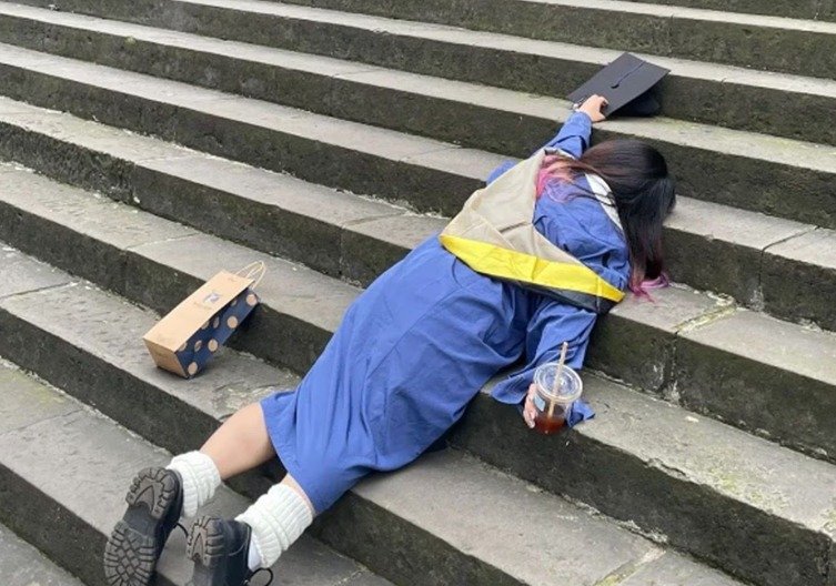 한 대학생이 계단 위에 대자로 누워 있다. - 웨이보 갈무리