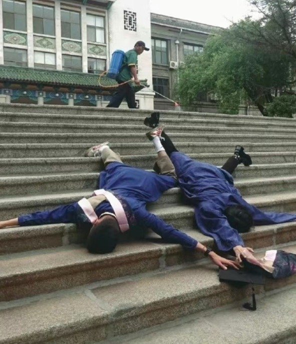 두 대학생이 계단위에 대자로 누워 있는 가운데, 미화원이 무심히 청소를 하고 있다-웨이보 갈무리