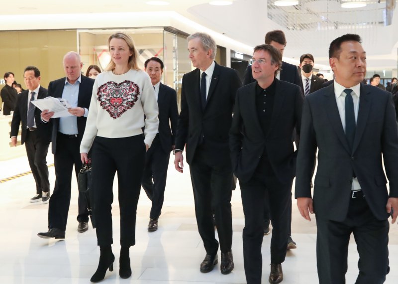 [서울=뉴시스] 조수정 기자 = 글로벌 명품 그룹 루이비통모에헤네시(LVMH)의 베르나르 아르노 총괄회장이 21일 오후 서울 여의도 더현대서울을 찾아 김현종(가운데 뒤) 현대백화점 대표, 딸 델핀 아르노 디올 글로벌 CEO 등과 함께 디올 매장으로 향하고 있다. 2023.03.21.chocrystal@newsis.com