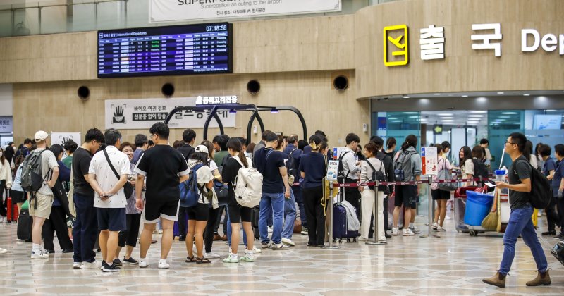 [서울=뉴시스] 정병혁 기자 = 29일 서울 강서구 김포국제공항 국제선 출국장이 여행객들로 붐비고 있다. 2023.06.29. jhope@newsis.com