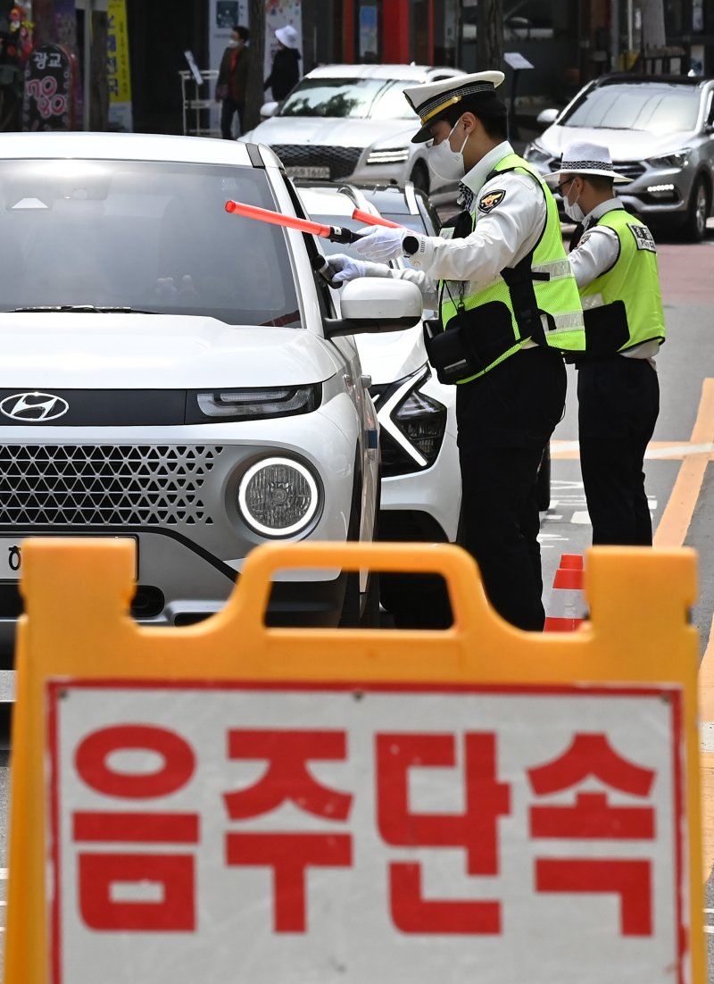 최근 대낮에 음주운전 사고가 잇따라 발생하자 30일 경기도 수원시 장안구 광교산 입구 스쿨존에서 수원중부경찰서 소속 경찰들이 음주운전 단속을 하고 있다. 뉴시스