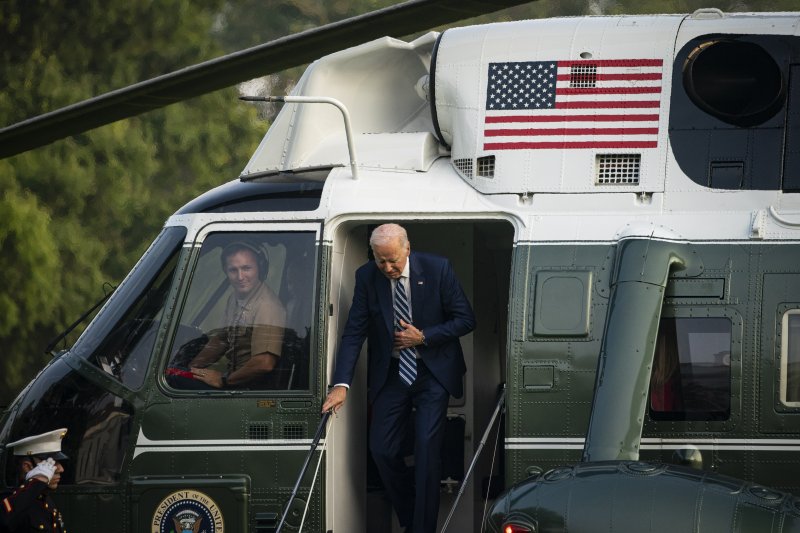 조 바이든 미국 대통령이 28일(현지시간) 미국 워싱턴 D.C 백악관 경내에서 대통령 전용헬기 '마린원'에서 내리고 있다. 사진=/UPI연합뉴스