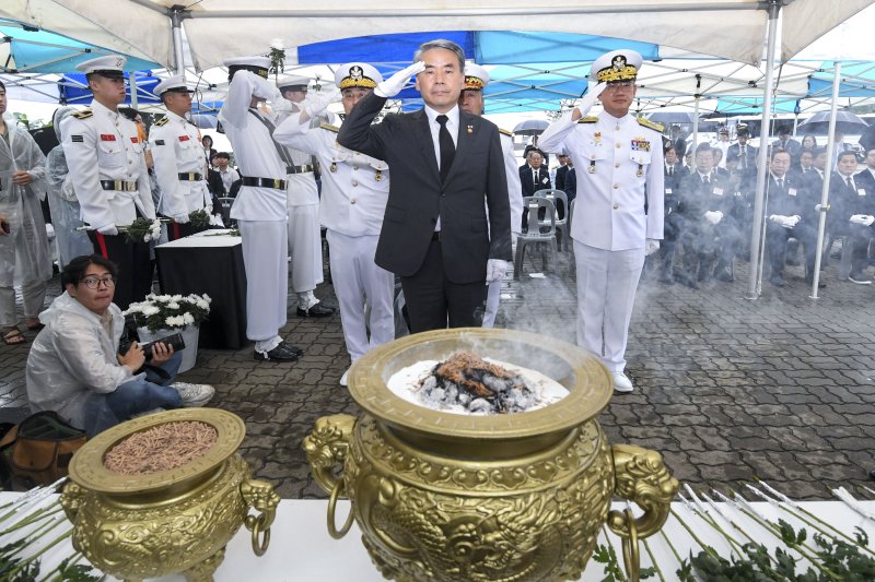 9일 오전 경기도 평택시 해군 제2함대사령부에서 열린 '제2연평해전 승전 21주년 기념행사'에서 이종섭 국방부 장관이 참석자들과 경례하고 있다. 사진=공동취재단