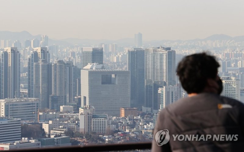 주택자산 상위 1%, 주택 평균 5채 보유 (서울=연합뉴스) 이재희 기자 = 통계청 자료에 따르면 2021년 주택자산 가액 상위 1% 가구는 평균 4.56채의 주택을 보유한 것으로 나타났다. 주택자산 가액은 34억5천만 원으로 전년보다 3억6천만 원 늘었다. 이는 전체 주택 소유가구의 평균 주택자산 가액(3억8천만 원)의 약 9배, 하위 10%(3천만 원)의 약 115배 수준이다. 사진은 31일 서울 남산에서 바라본 아파트 단지의 모습. 2023.1.31 scape@yna.co.kr (끝)