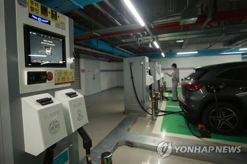서울 강남구 한 주차장에 설치된 전기차 충전기 [연합뉴스 자료사진]