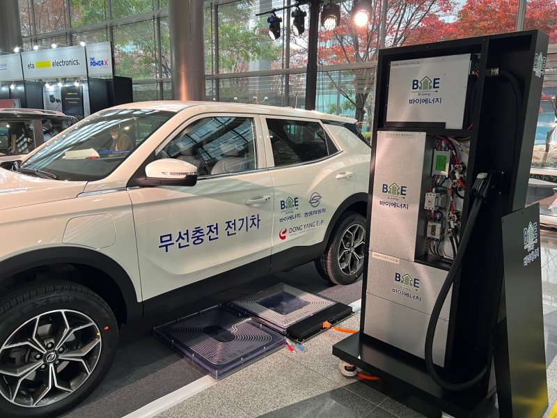 과학기술정보통신부가 지난해 11월 서울 코엑스에서 '전파방송산업 진흥주간' 행사를 개최했다. 쌍용자동차는 무선충전이 가능한 첫 전기 스포츠유틸리티차량(SUV)인 코란도 이모션을 선보였다. 사진=뉴시스