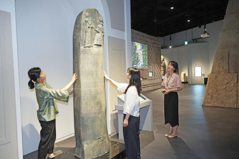 지난 27일 인천 연수구 국립세계문자박물관에서 열린 개관 전 프레스 투어에서 참석자들이 작품을 관람하고 있다. 사진=박범준 기자