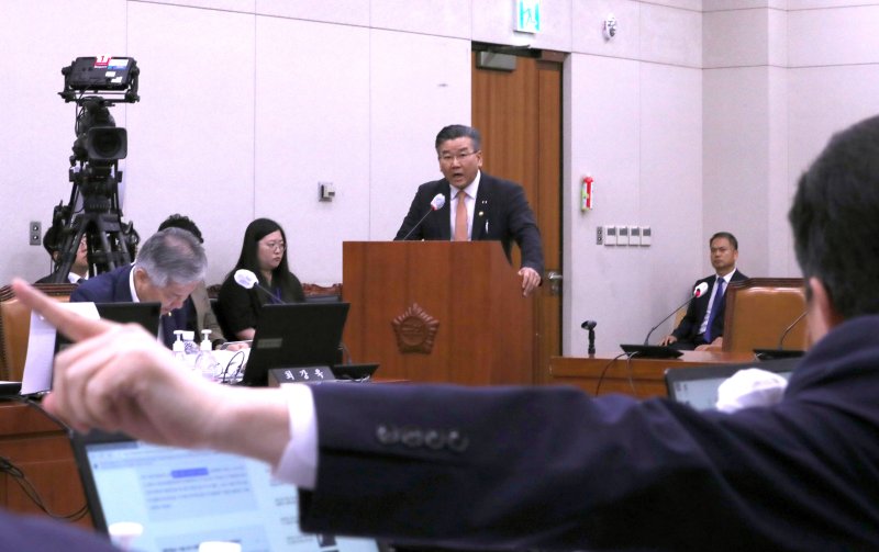 유병호 감사원 사무총장이 29일 오전 국회에서 열린 법제사법위원회 전체회의에서 김의겸 더불어민주당 의원 질의에 답하고 있다. 뉴시스