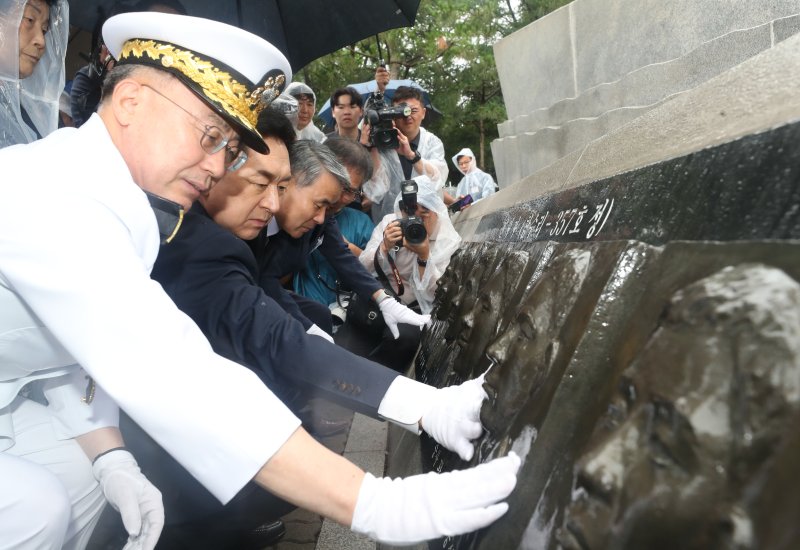 김기현 국민의힘 대표가 29일 오전 경기 평택시 해군 제2함대사령부에서 열린 '제2연평해전 승전 21주년 기념식'에서 유가족이 해전 영웅들의 얼굴 부조상을 어루만지고 있다. 사진=뉴스1