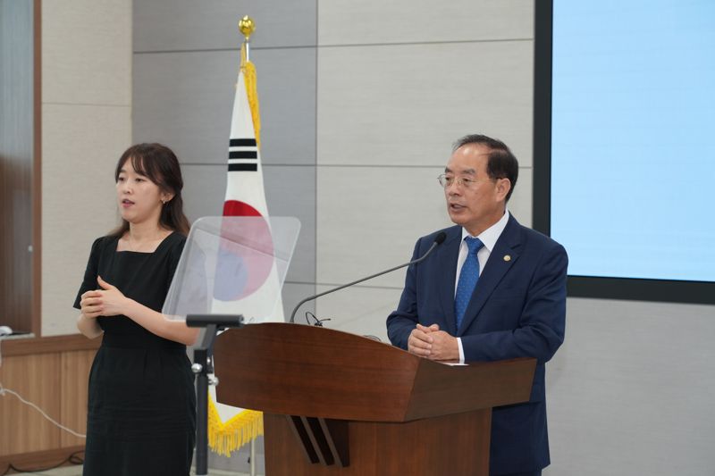 하윤수 부산시교육감이 29일 시교육청에서 취임 1주년 기자회견을 갖고 1년 간의 성과와 향후 추진 정책 등을 발표했다./제공=부산시교육청