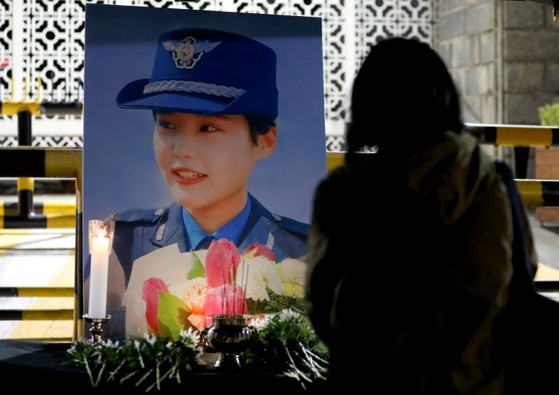 지난 2021년 10월 20일 오후 서울 용산구 국방부 앞에 마련된 공군 성추행 피해자 고 이예람 중사 추모 시민분향소를 찾은 시민이 묵념을 하고 있다. /사진=뉴시스