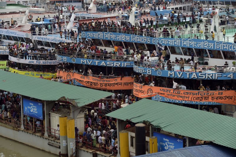 [다카=신화/뉴시스] 이슬람 최대 명절 중 하나인 '이드 알 아드하'(희생절)를 앞둔 27일(현지시각) 방글라데시 다카의 사다르가트 여객선 터미널에 사람들이 몰리고 있다. 이드 알-아드하가 다가오면서 수많은 사람이 고향 집에서 일가친척과 함께 이 축제를 즐기기 위해 다카를 빠져나가고 있다. 2023.06.28.