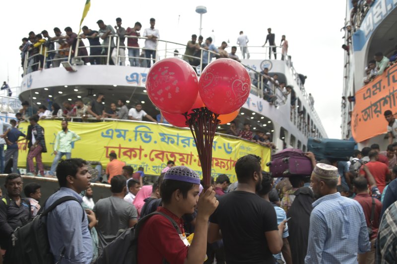 [다카=신화/뉴시스] 이슬람 최대 명절 중 하나인 '이드 알 아드하'(희생절)를 앞둔 27일(현지시각) 방글라데시 다카의 사다르가트 여객선 터미널에 사람들이 몰려들고 있다. 이드 알-아드하가 다가오면서 수많은 사람이 고향 집에서 일가친척과 함께 이 축제를 즐기기 위해 다카를 빠져나가고 있다. 2023.06.28.
