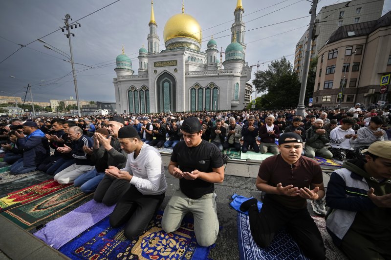 [모스크바=AP/뉴시스] 28일(현지시각) 러시아 모스크바의 모스크바 대사원 밖에서 무슬림들이 '이드 알 아드하'(희생절) 기도를 하고 있다. 이슬람교도들은 이슬람 최대 명절 중 하나인 '이드 알 아드하' 연휴 동안 양과 소를 도살해 그 고기를 가난한 이웃, 친구들과 나눈다. 2023.06.28.