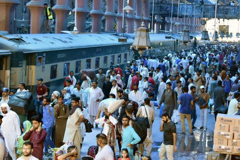 [라호르=신화/뉴시스] 28일(현지시각) 파키스탄 라호르에서 '이드 알 아드하'를 지내러 고향으로 돌아가는 사람들이 기차역에 몰려들고 있다. 2023.06.29.