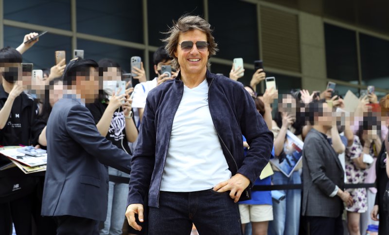 [서울=뉴시스] 최진석 기자 = 할리우드 배우 톰 크루즈가 28일 영화 '미션 임파서블:데드 레코팅 PART ONE(이하 '미션 임파서블7') 홍보를 위해 서울김포 비즈니스항공센터(SGBAC)를 통해 방한해 취재진을 향해 포즈를 취하고 있다. 2023.06.28. myjs@newsis.com