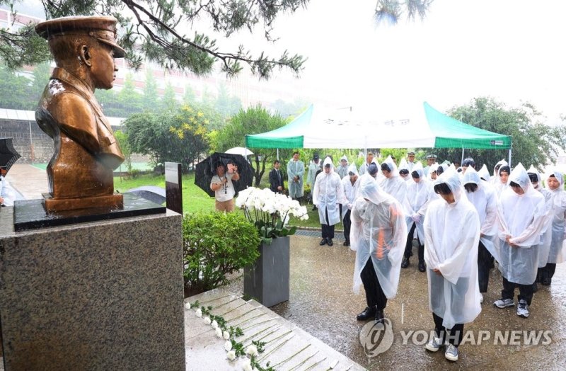 제2연평해전 21주년…빗속에서 열린 윤영하 소령 추모식 - 파이낸셜뉴스