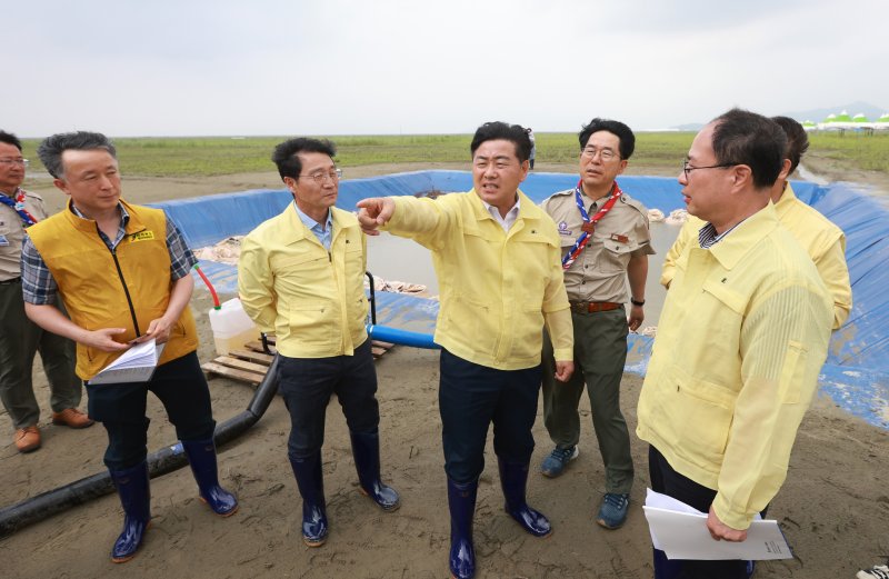 김관영 전북도지사(중앙)가 29일 새만금 잼버리 부지를 찾아 배수 상황을 점검하고 있다. 전북도 제공