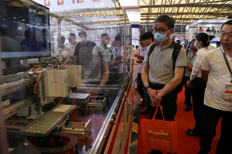 지난해 6월 29일 중국 상하이에서 열린 반도체 전문 전시회 '세미콘 차이나'에서 관람객들이 반도체 제조 장비를 구경하고 있다.<div id='ad_body3' class='mbad_bottom' ></div>로이터연합뉴스