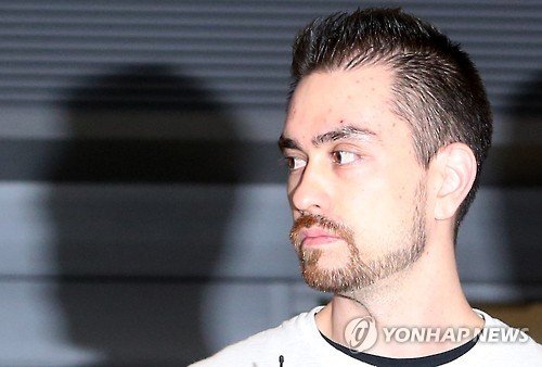 이태원 살인사건의 주범으로 20년형을 선고받은 아서 존 패터슨 '이태원 살인사건' 주범 패터슨, 공범 위증 혐의로 고소 (서울=연합뉴스) 이지헌 기자 = '이태원 살인사건'의 살인범으로 지목돼 대법원에서 징역 20년 확정판결을 받은 아더 존 패터슨이 처벌을 피한 공범 에드워드 리를 위증 및 협박 혐의로 검찰에 고소했다. 패터슨 측 변호인인 오병주 변호사는 1일 "리가 재판 과정에서 한국어를 못한다고 위증하고, 2015년 현장검증 때 패터슨에게 욕설하며 협박한 혐의로 지난달 말 서울중앙지검에 고소장을 제출했다"고 말했다. 사진은 이태