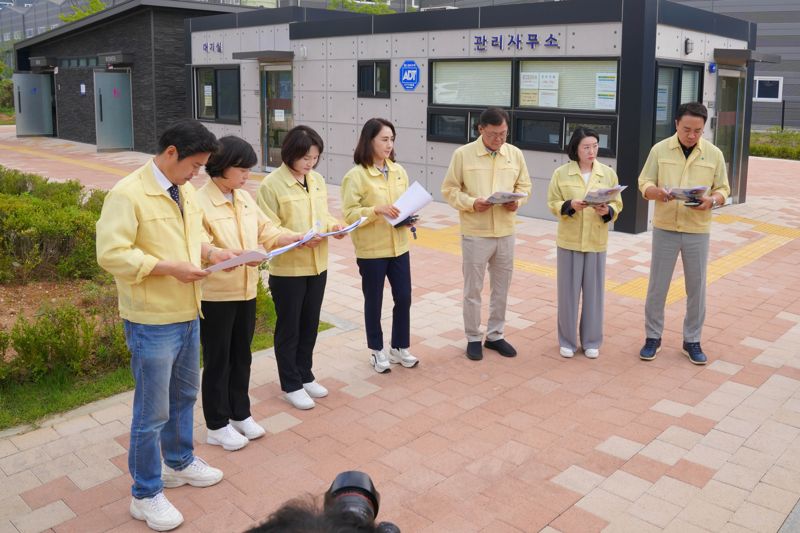 김포시의회 의원들이 행정사무감사를 앞두고 김포 양촌파크골프장을 둘러보고 있다. 김포시의회 제공