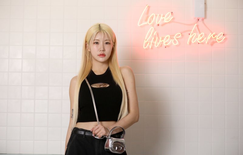 [서울=뉴시스] 김선웅 기자 = 유튜브·틱톡 크리에이터 시아지우가 22일 서울 마포구 합정동 순이엔티에서 뉴시스와 인터뷰를 앞두고 포즈를 취하고 있다. 2023.06.22 mangusta@newsis.com