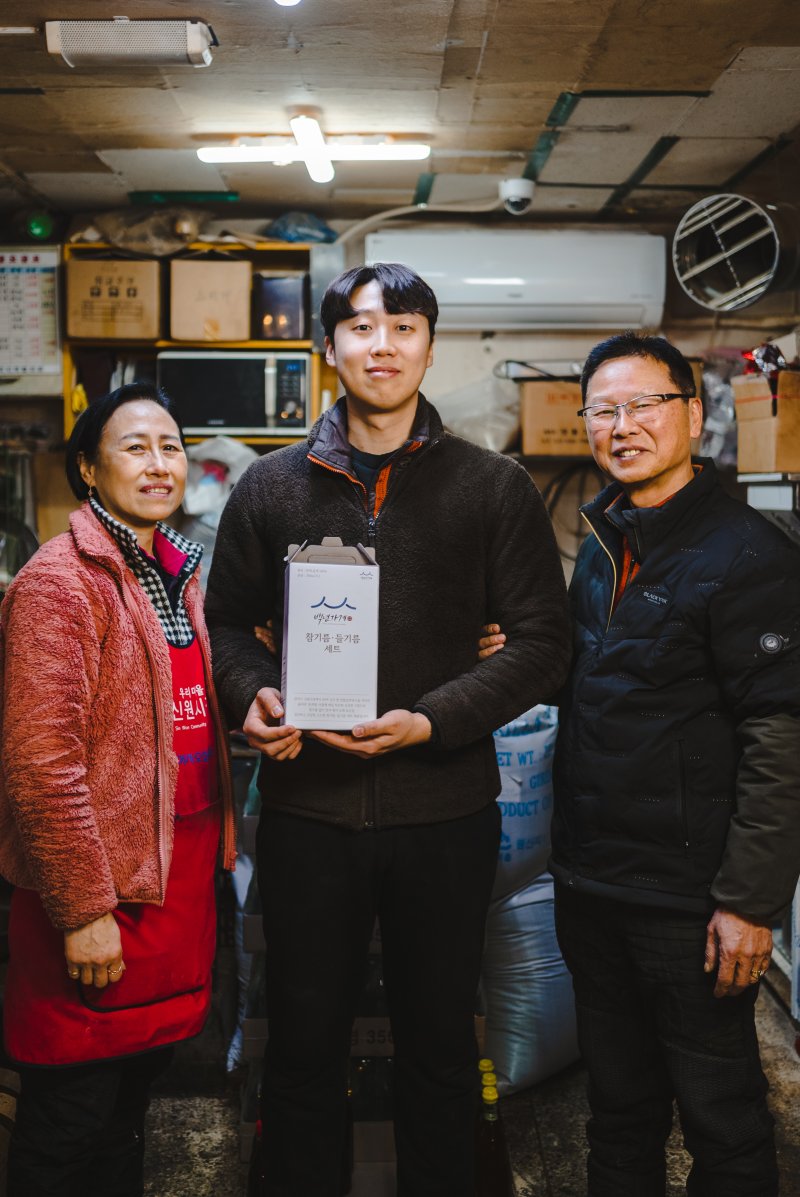 [서울=뉴시스] 신림참기름의 홍성원 대표와 부모님. (사진=소상공인시장진흥공단 제공) 2023.06.30. photo@newsis.com