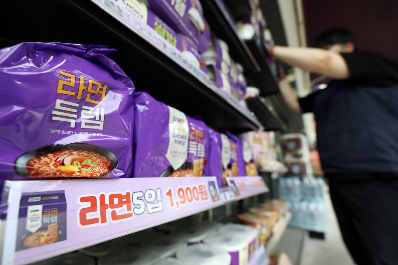 [서울=뉴시스] 김명년 기자 = 편의점 CU가 자체 브랜드(PB) 상품 가격 인하에 나서면서 업계 내 연쇄 인하 가능성이 주목된다. 사진은 지난 28일 서울 서대문구의 한 편의점 모습. 2023.06.28. kmn@newsis.com