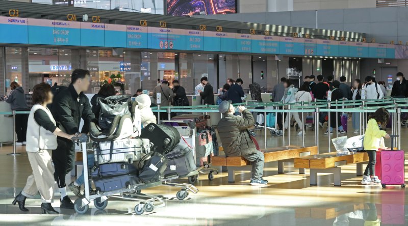 [인천공항=뉴시스] 김금보 기자 = 여객들이 지난 3월14일 오후 인천국제공항 제2터미널 출국장에서 탑승수속을 하고 있다. 2023.06.30. kgb@newsis.com