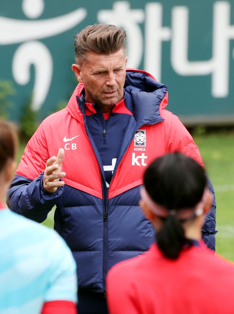 [파주=뉴시스] 김진아 기자 = 대한민국 여자축구 국가대표팀 콜린 벨 감독이 30일 오전 경기 파주 국가대표트레이팅센터(NFC)에서 훈련에 앞서 선수들에게 훈련 내용을 전달하고 있다. 2023.06.30. bluesoda@newsis.com