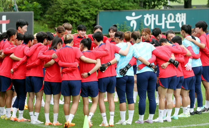 [파주=뉴시스] 김진아 기자 = 대한민국 여자축구 국가대표팀 선수들이 30일 오전 경기 파주 국가대표트레이팅센터(NFC)에서 훈련에 앞서 의지를 다지고 있다. 2023.06.30. bluesoda@newsis.com