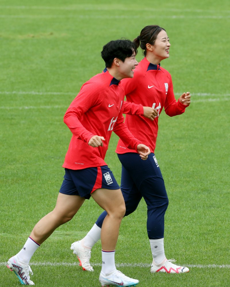 [파주=뉴시스] 김진아 기자 = 대한민국 여자축구 국가대표팀 이금민, 최유리를 비롯한 선수들이 30일 오전 경기 파주 국가대표트레이팅센터(NFC)에서 런닝을 하며 몸을 풀고 있다. 2023.06.30. bluesoda@newsis.com
