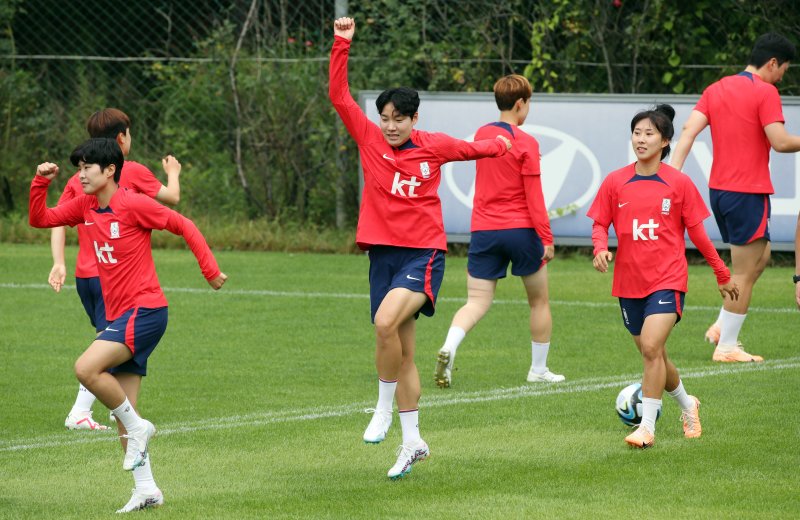 [파주=뉴시스] 김진아 기자 = 대한민국 여자축구 국가대표팀 이금민, 지소연을 비롯한 선수들이 30일 오전 경기 파주 국가대표트레이팅센터(NFC)에서 훈련을 하고 있다. 2023.06.30. bluesoda@newsis.com