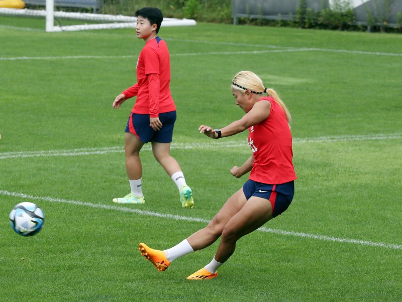 [파주=뉴시스] 김진아 기자 = 대한민국 여자축구 국가대표팀 조소현이 30일 오전 경기 파주 국가대표트레이팅센터(NFC)에서 훈련을 하고 있다. 2023.06.30. bluesoda@newsis.com