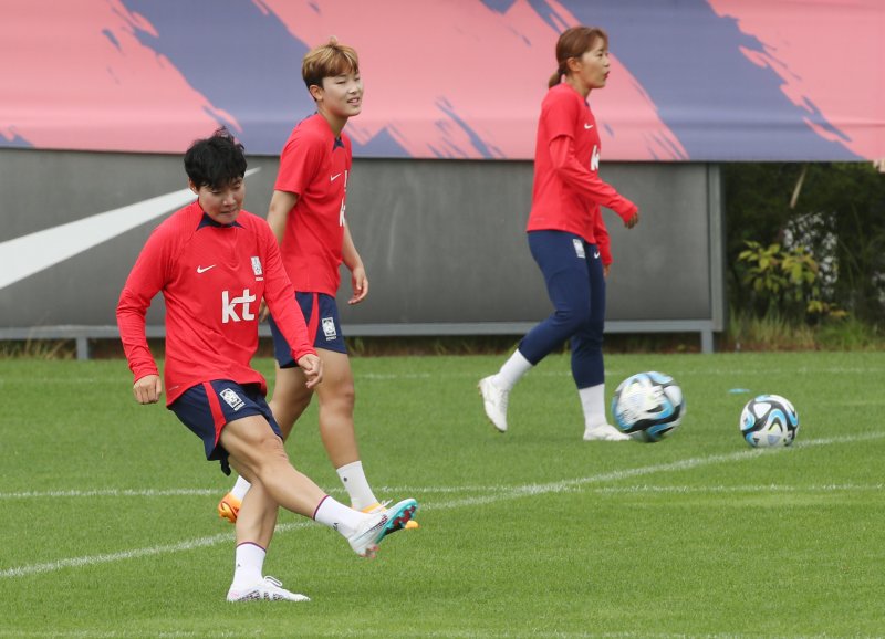 [파주=뉴시스] 김진아 기자 = 대한민국 여자축구 국가대표팀 이금민을 비롯한 선수들이 30일 오전 경기 파주 국가대표트레이팅센터(NFC)에서 훈련을 하고 있다. 2023.06.30. bluesoda@newsis.com
