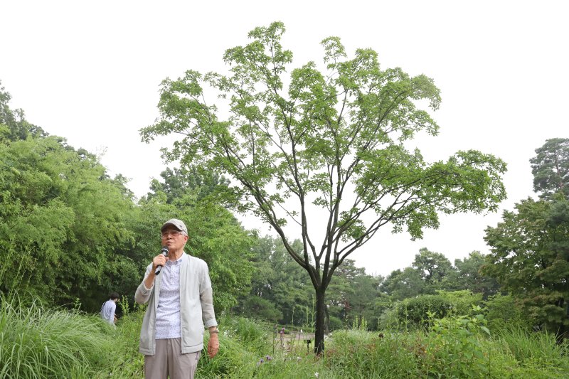 [서울=뉴시스] 박진희 기자 = 박근혜 대통령 취임해인 2013년 4월 8일 청와대 소정원에 기념 식수한 이팝나무를 설멸하는 박상진 경북대 명예교수. 문화체육관광부는 7월 1일부터 청와대 개방 1주년을 맞아 '수목 탐방 프로그램: 대통령의 나무들'을 운영한다. 청와대 내 역대 대통령의 기념식수 35그루는 대통령들의 취향과 관심, 식수를 하던 당시 상황을 간접적으로 보여줄 예정이다. 2023.06.30. pak7130@newsis.com