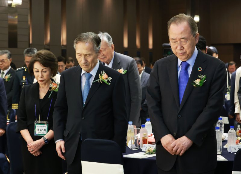 김관진 재단 이사장과 반기문 전 유엔사무총장이 30일 서울 영등포구 공군호텔에서 열린 '백선엽장군기념재단 창립대회'에서 묵념하고 있다.<div id='ad_body3' class='mbad_bottom' ></div> 사진=연합뉴스