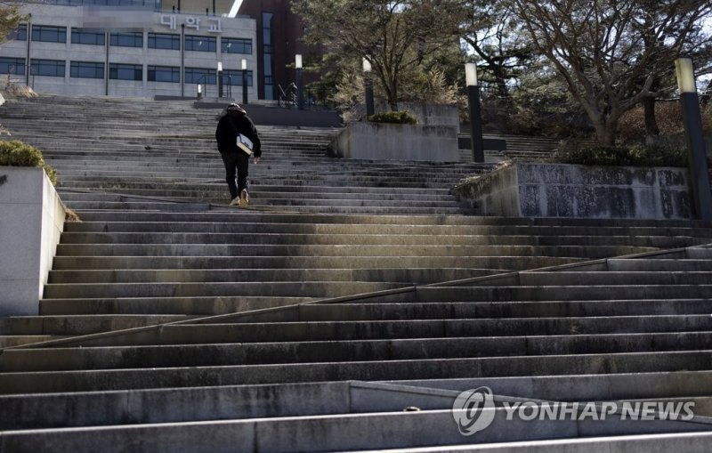 대학 개강일인 지난 3월 2일 오전 경상도 한 대학에서 학생이 계단을 오르고 있다. 이 대학은 올해 정시 모집에서 8개 학과가 지원자 0명이었다. /사진=연합뉴스