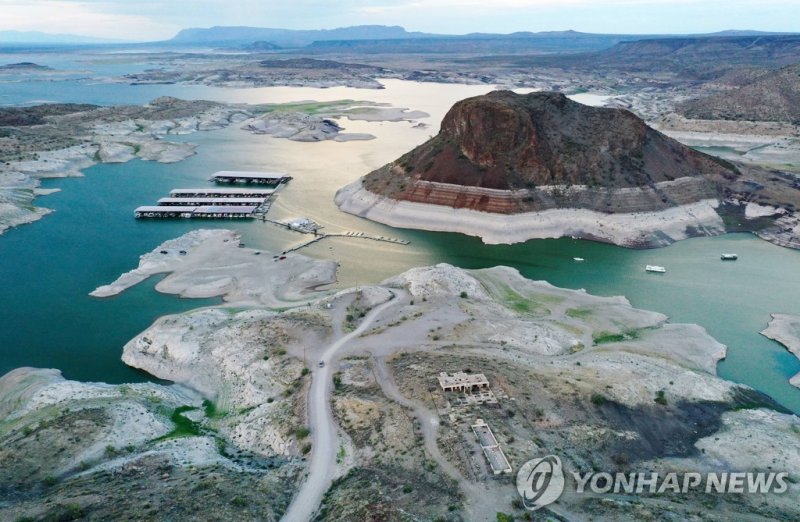 수년간 이어진 가뭄에 바닥 드러낸 뉴멕시코주 최대 저수지 TRUTH OR CONSEQUENCES, NEW MEXICO - AUGUST 15: An aerial view of a 'bathtub ring' of mineral deposits left by higher water levels at the drought-stricken Elephant Butte Reservoir on August 15, 2022 near Truth or Consequences, New Mexico. New Mexico?s largest reservoir