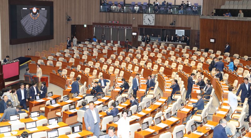 [서울=뉴시스] 전진환 기자 = 30일 오후 서울 여의도 국회에서 열린 제407회국회(임시회) 제7차 본회의에서 노동조합 및 노동관계조정법 일부개정법률안(대안) 본회의 부의의 건에 대한 투표가 진행되는 가운데 국민의힘 의원들이 퇴장해 의원석이 비어 있다. 2023.06.30. amin2@newsis.com /사진=뉴시스