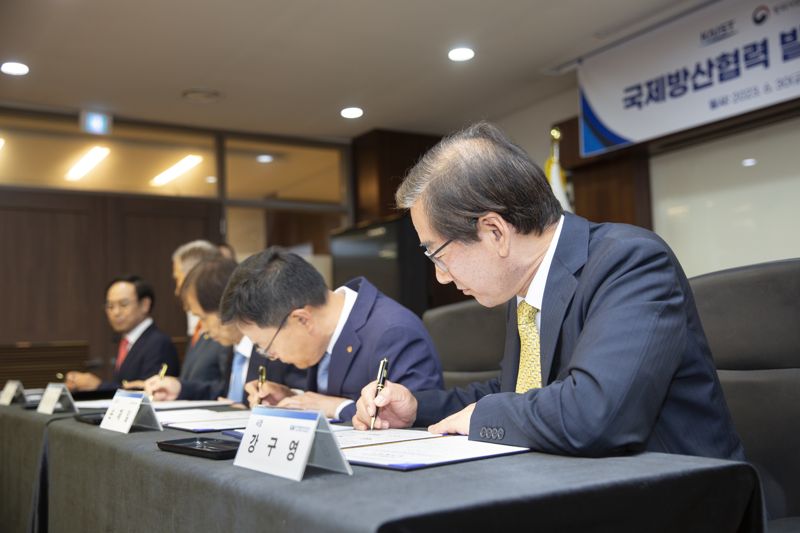 강구영 한국항공우주산업(KAI) 사장이 국제 방산협력 발전을 위한 업무협약에 서명하고 있다. 한국항공우주산업 제공