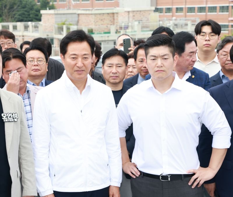 오세훈 서울시장과 김재섭 국민의힘 서울 도봉갑 당협위원장이 30일 서울시 도봉구 쌍문동에서 '신(新) 고도지구 구상안' 발표에 앞서 지역 애로사항에 대해 듣고 있다.<div id='ad_body3' class='mbad_bottom' ></div>