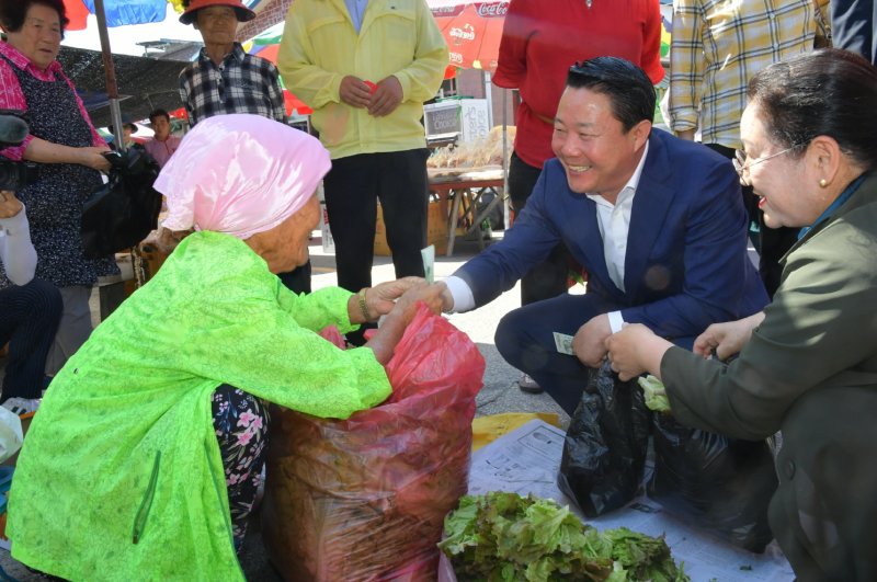 전통시장에서 장을 보며 상인들과 이야기를 나누고 있는 최영일 전북 순창군수/뉴스1