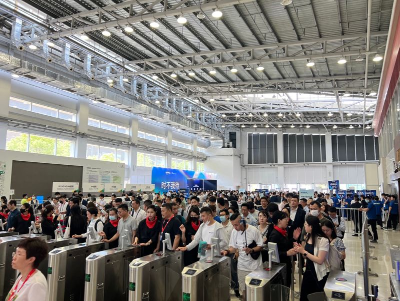 지난 28일부터 30일까지 중국 상하이에서 진행된 MWC 상하이 2023에서 관람객들이 입장하는 모습. 공동취재단