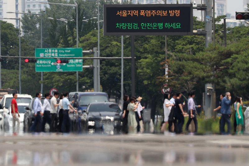 서울 지역 낮 최고기온이 35를 넘어 폭염주의보가 발령된 19일 오후 서울 영등포구 여의도 여의대로 일대 뜨겁게 달궈진 아스팔트 위로 아지랑이가 피어오르고 있다. 2023.6.19/뉴스1 ⓒ News1 민경석 기자 /사진=뉴스1