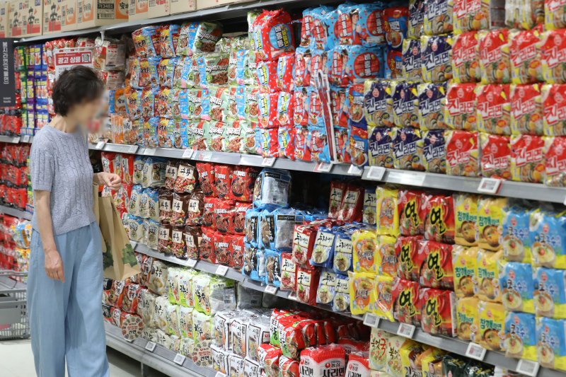 [서울=뉴시스] 권창회 기자 = 28일 오후 서울 시내 대형마트에 라면이 진열되어 있다. 농심, 삼양식품, 오뚜기 등 라면 회사들은 오는 7월 1일부터 각 회사 대표 제품의 가격을 인하한다. 2023.06.28. kch0523@newsis.com